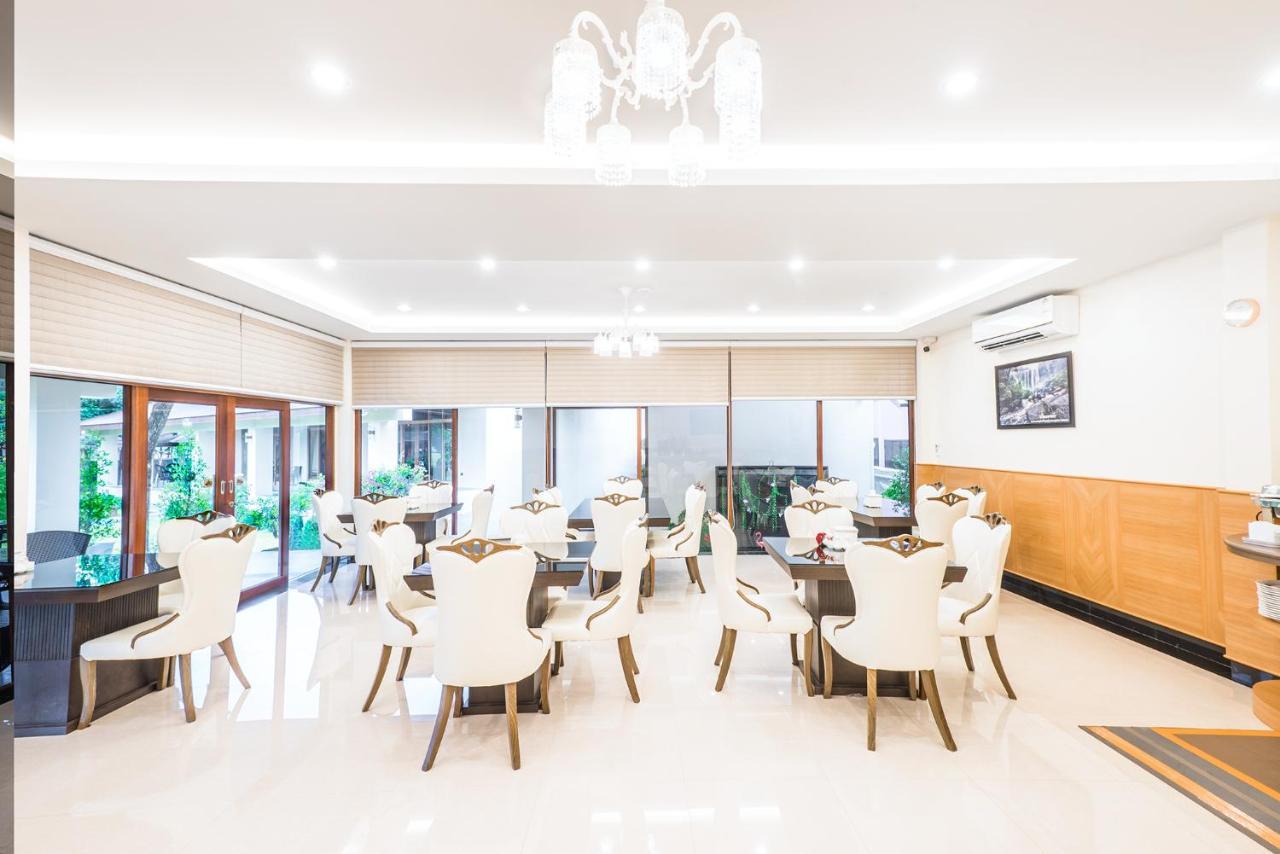 Au Place Hotel Лоеи Екстериор снимка